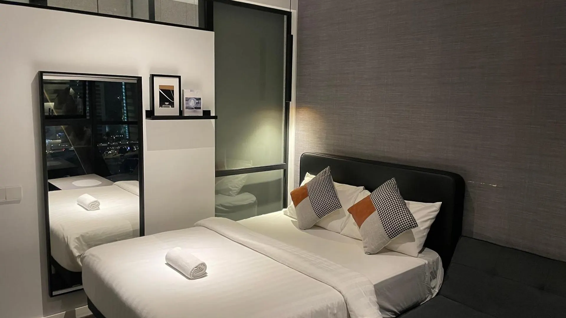 Scarletz Suites Klcc Kuala Lumpur By Okidoki Homes Lägenhet
